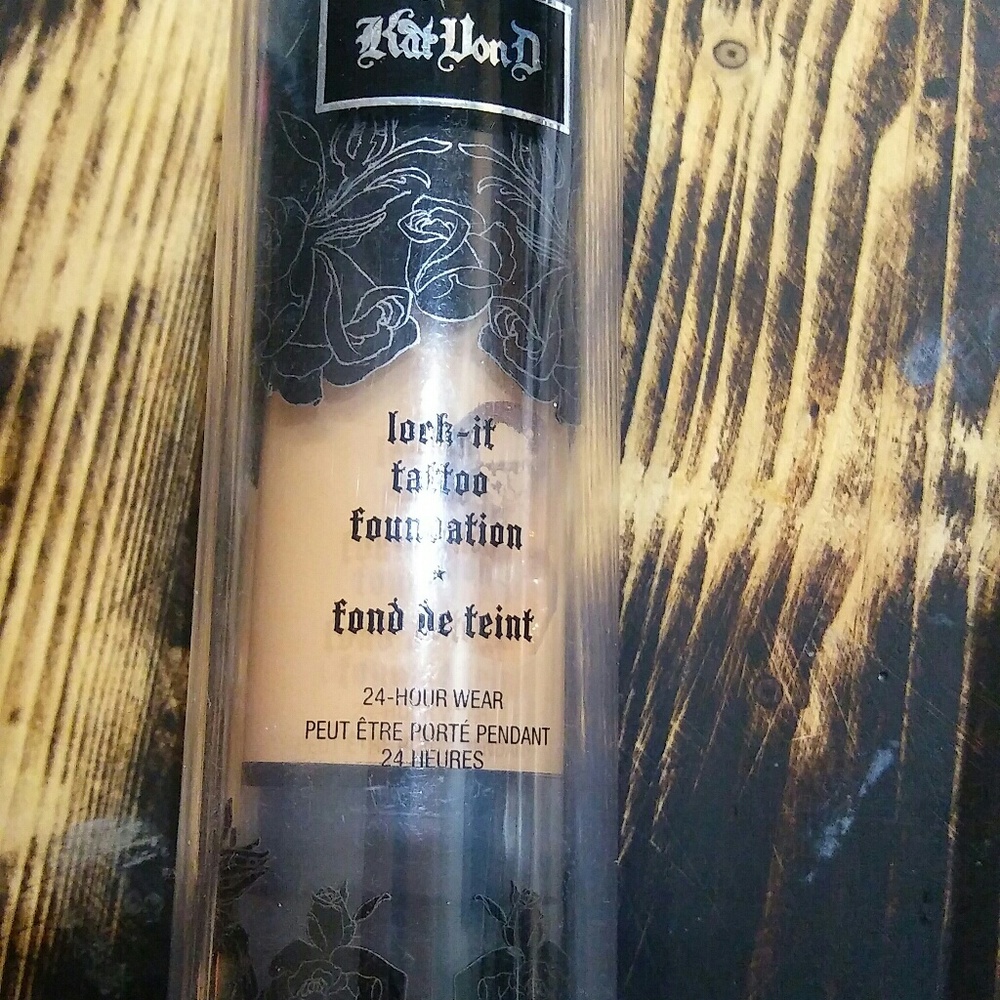 Kat von D lock it tattoo foundation
